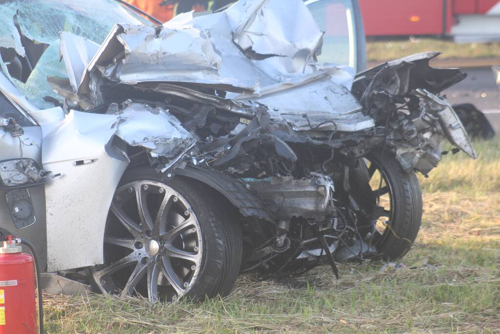 Auto rijdt op vrachtwagen bestuurder komt om