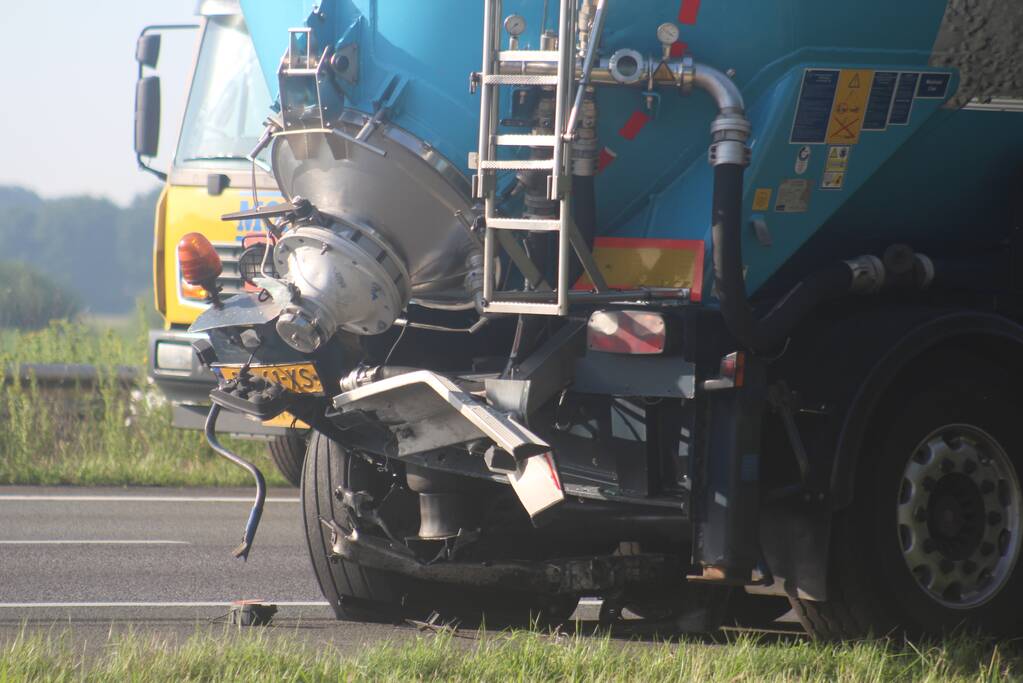 Auto rijdt op vrachtwagen bestuurder komt om