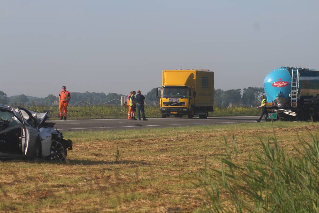 Auto rijdt op vrachtwagen bestuurder komt om