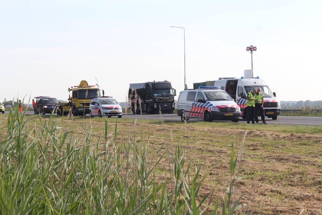 Auto rijdt op vrachtwagen bestuurder komt om