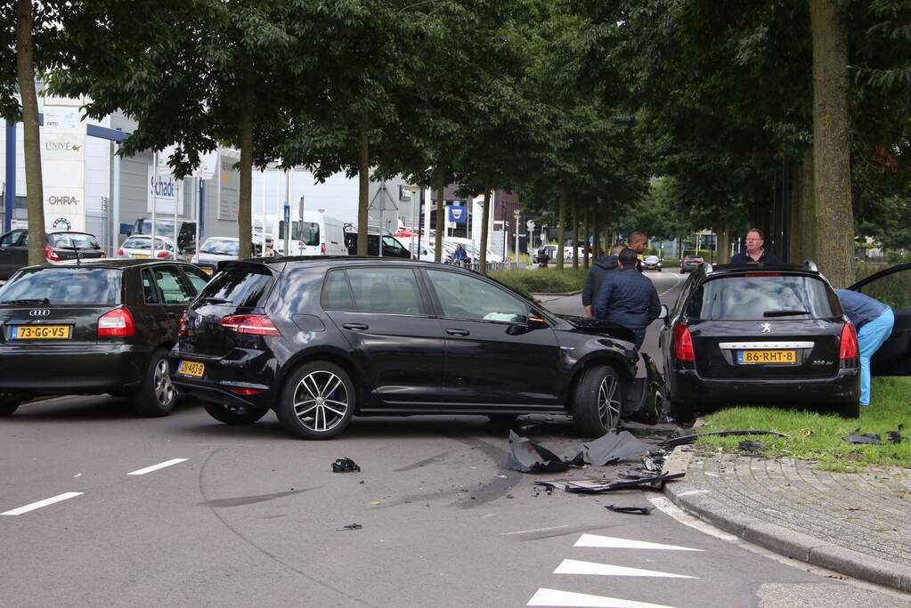 Twee auto's frontaal op elkaar na inhalen van vrachtwagen