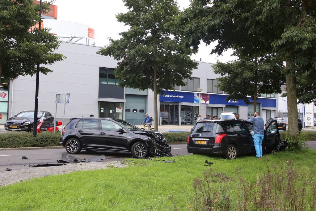 Twee auto's frontaal op elkaar na inhalen van vrachtwagen