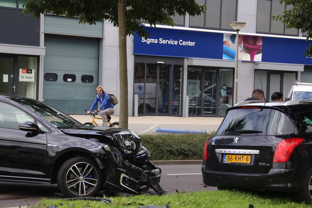 Twee auto's frontaal op elkaar na inhalen van vrachtwagen