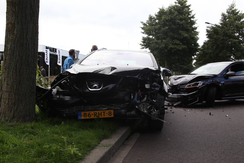 Twee auto's frontaal op elkaar na inhalen van vrachtwagen