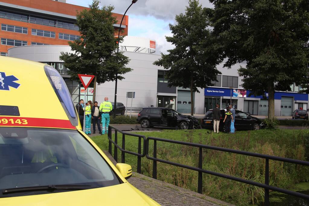 Twee auto's frontaal op elkaar na inhalen van vrachtwagen