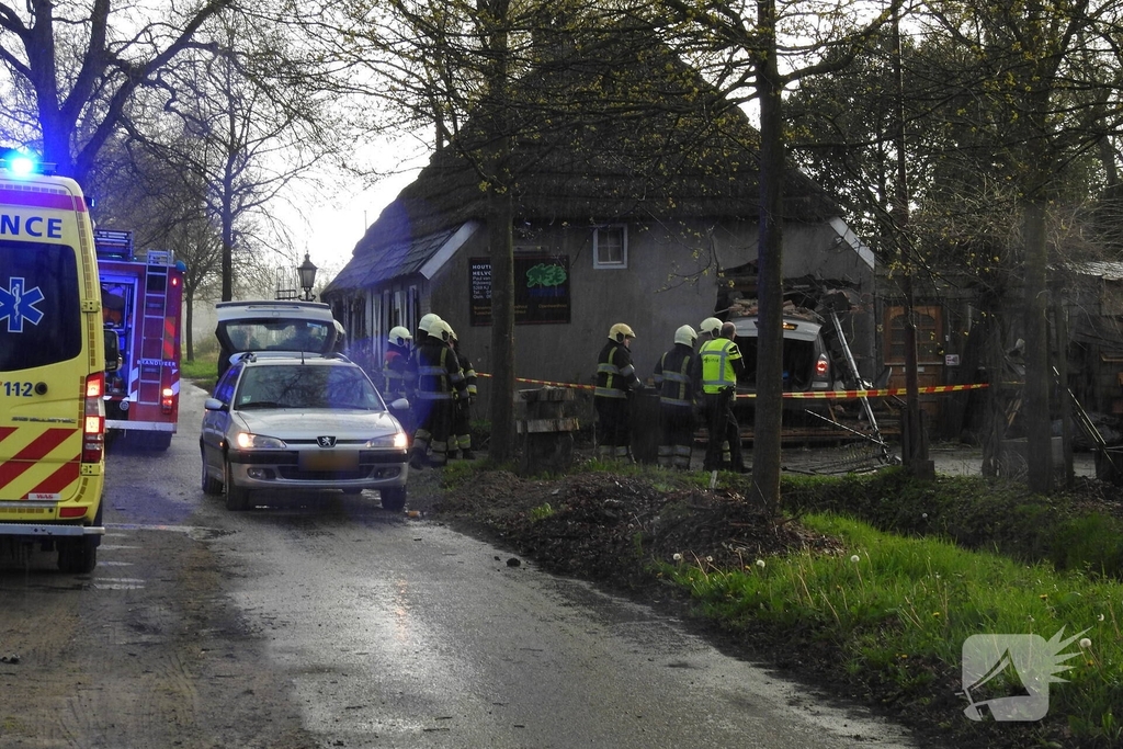Auto rijdt woning binnen