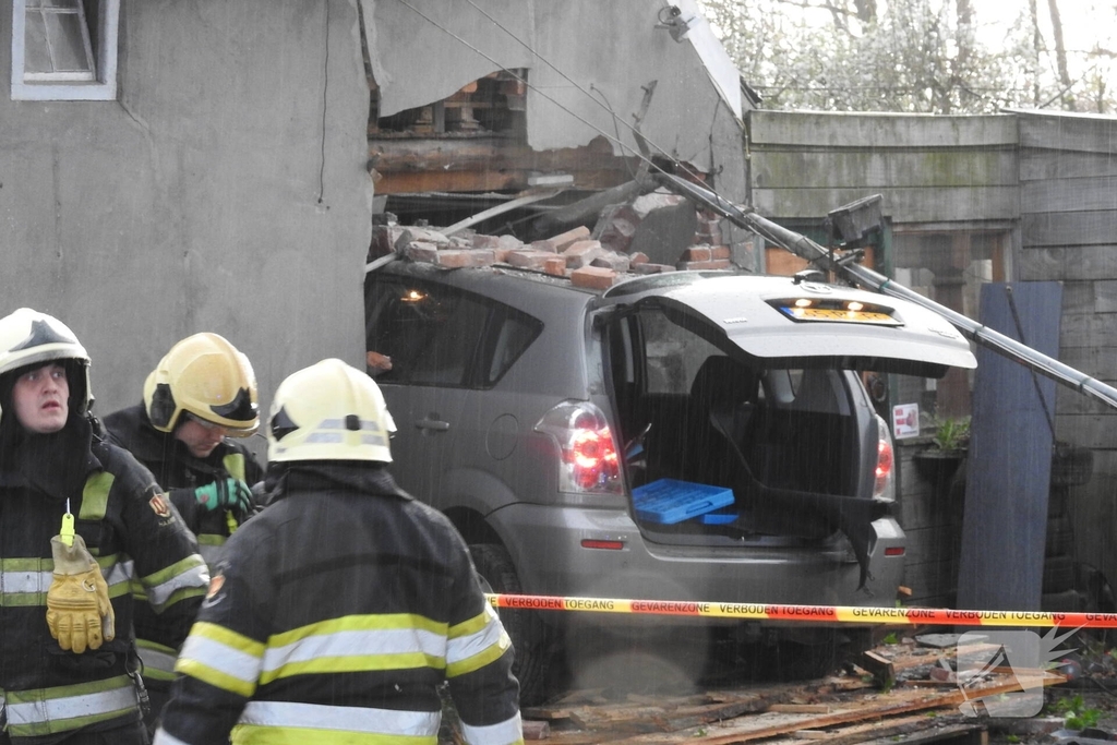 Auto rijdt woning binnen