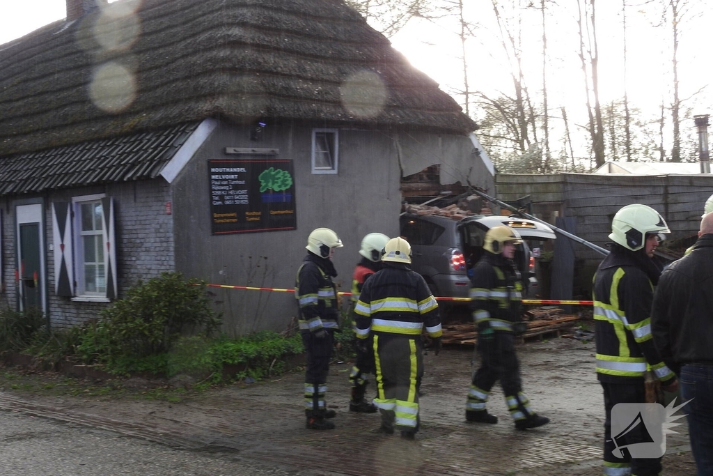 Auto rijdt woning binnen