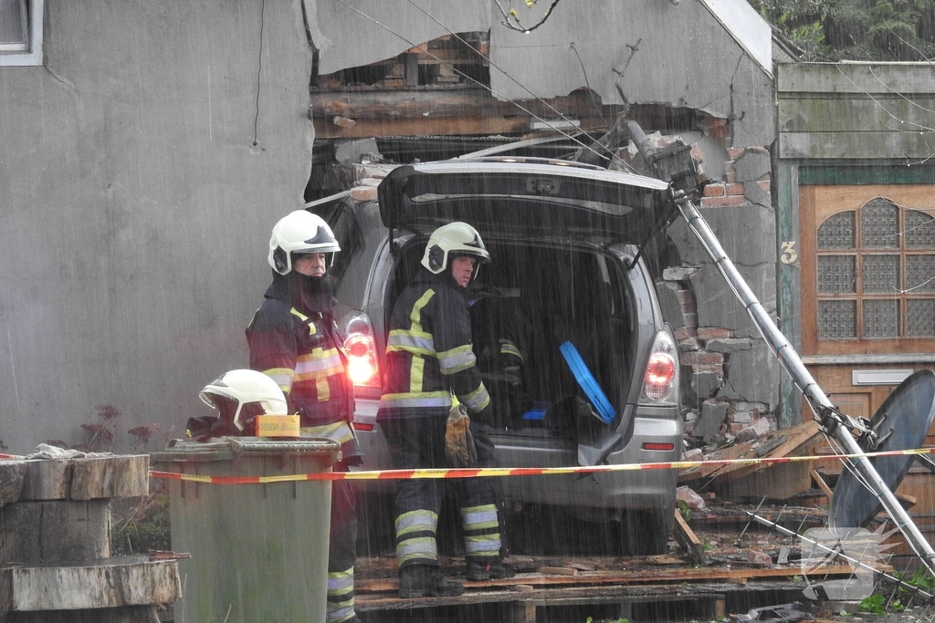 Auto rijdt woning binnen