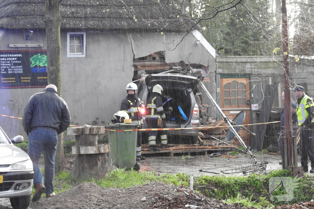 Auto rijdt woning binnen