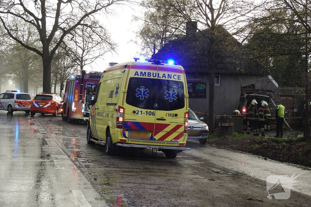 Auto rijdt woning binnen