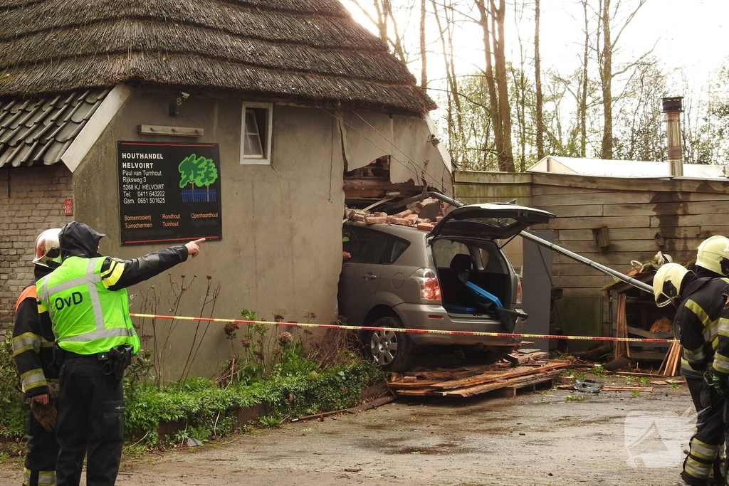 Auto rijdt woning binnen