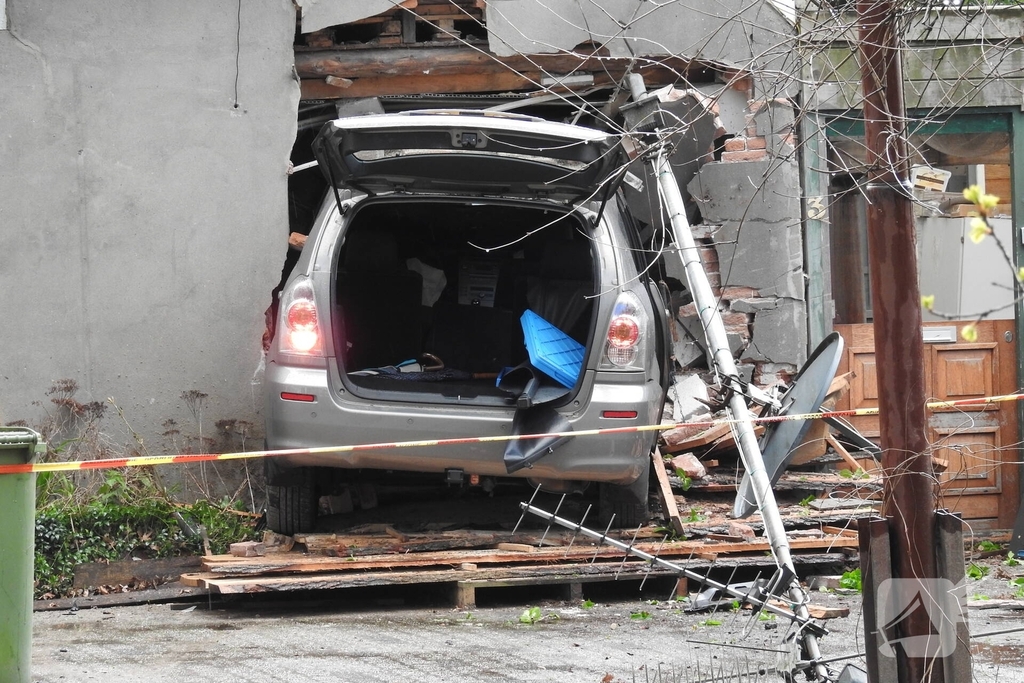 Auto rijdt woning binnen