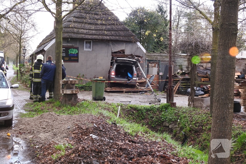 Auto rijdt woning binnen