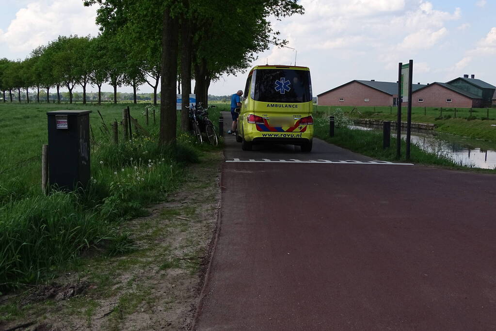 Presentator Tijs van den Brink raakt gewond na val met racefiets