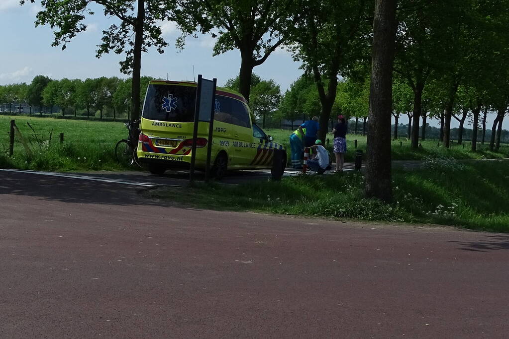 Presentator Tijs van den Brink raakt gewond na val met racefiets