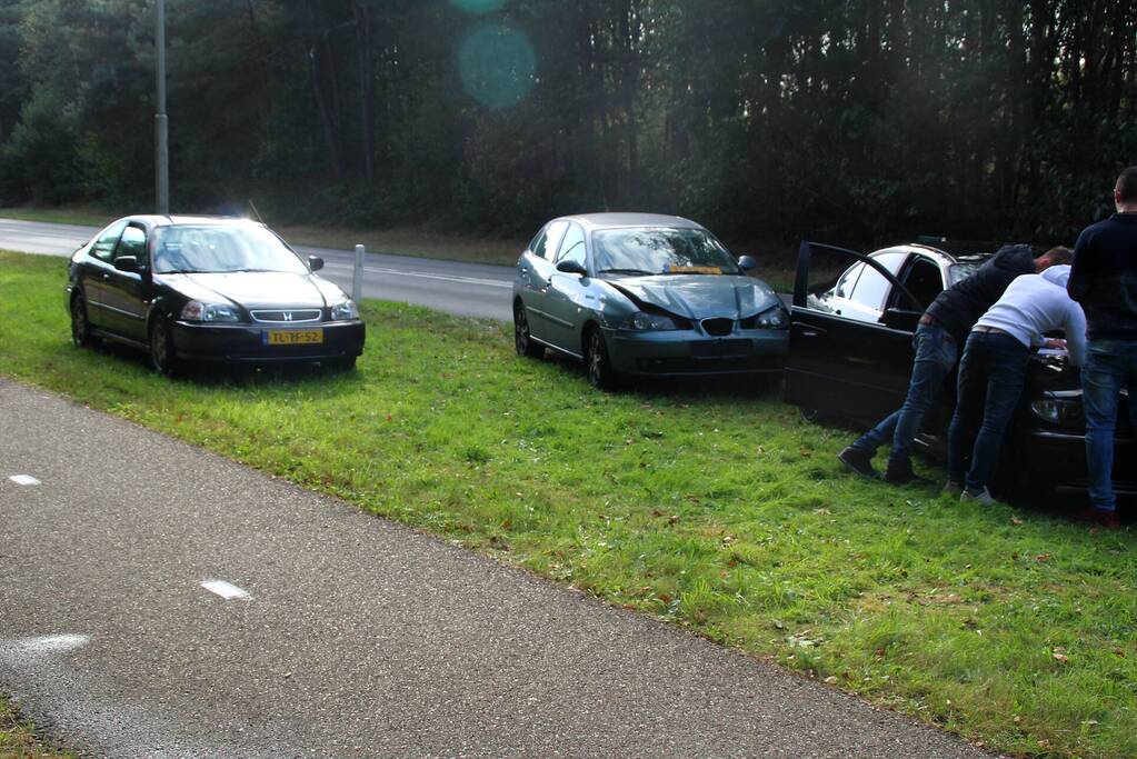Kop-staartbotsing tussen drie personenauto's