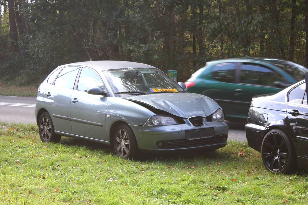 Kop-staartbotsing tussen drie personenauto's