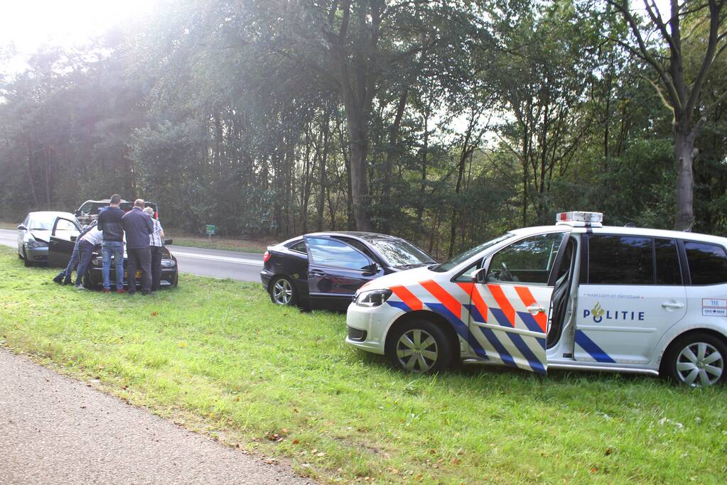 Kop-staartbotsing tussen drie personenauto's