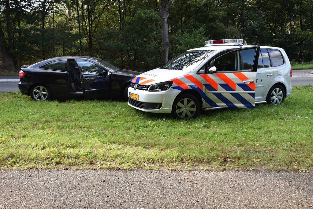 Kop-staartbotsing tussen drie personenauto's