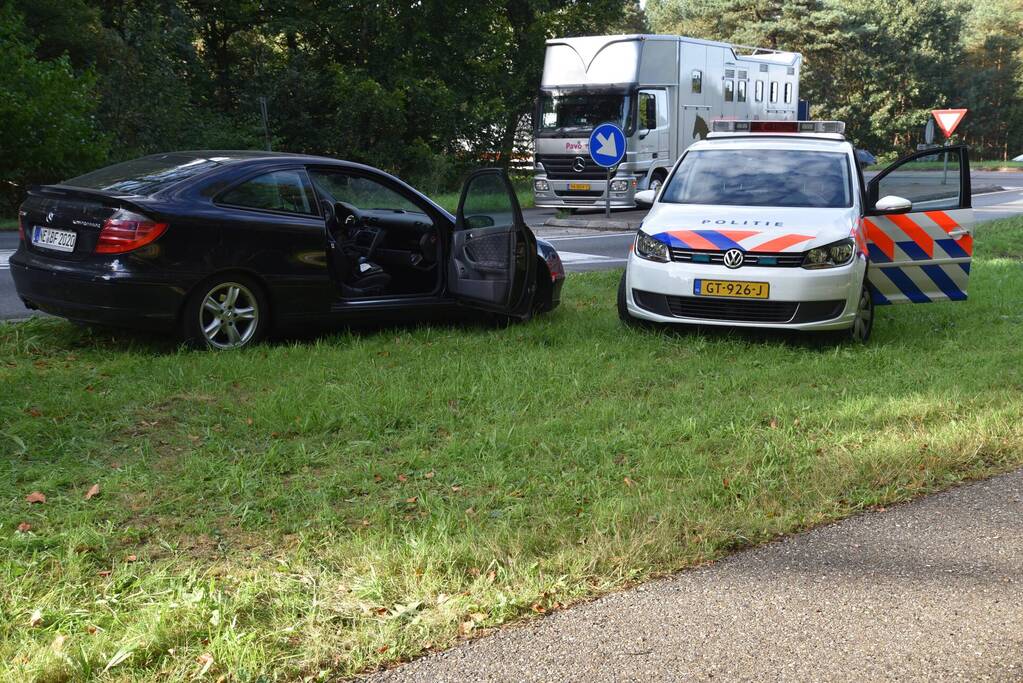 Kop-staartbotsing tussen drie personenauto's
