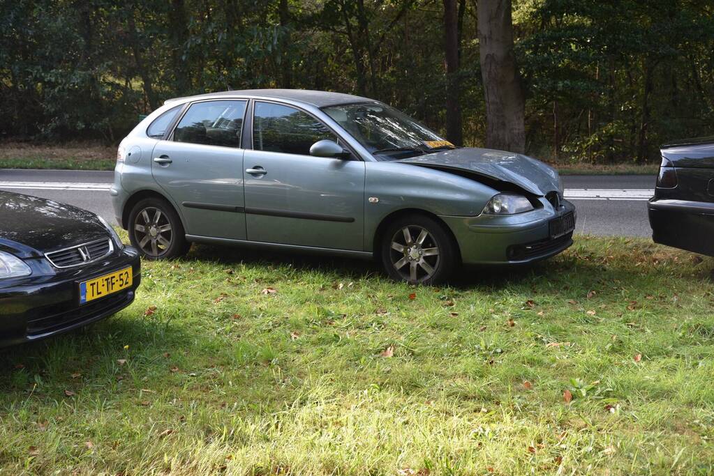 Kop-staartbotsing tussen drie personenauto's