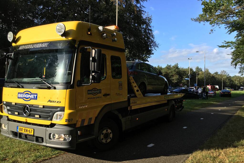 Kop-staartbotsing tussen drie personenauto's