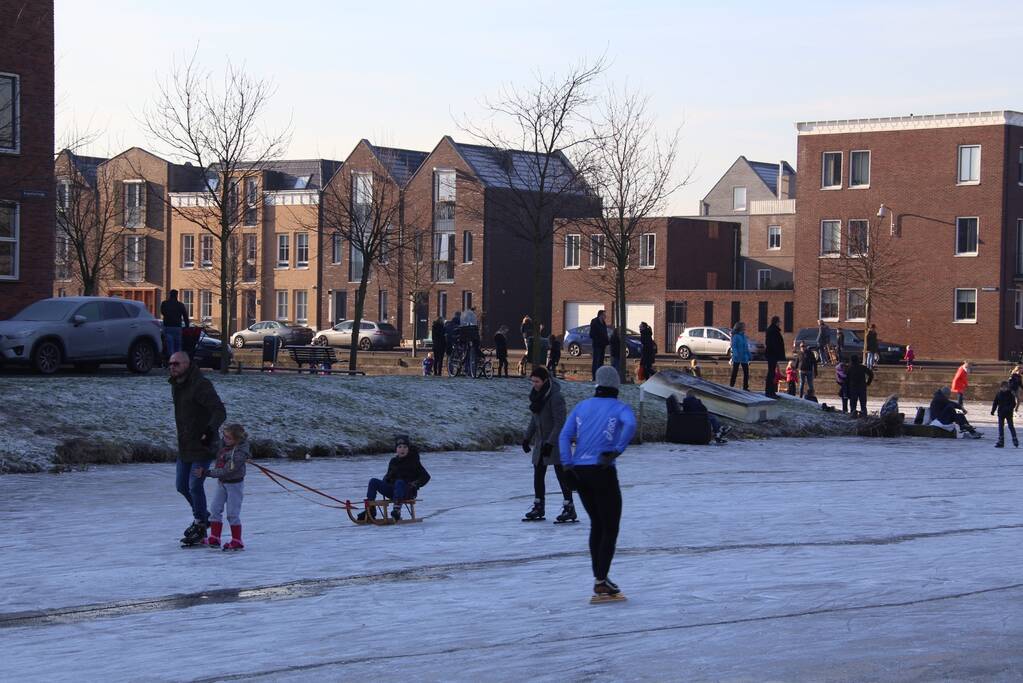 Veel schaatspret op de grachten van Vathorst