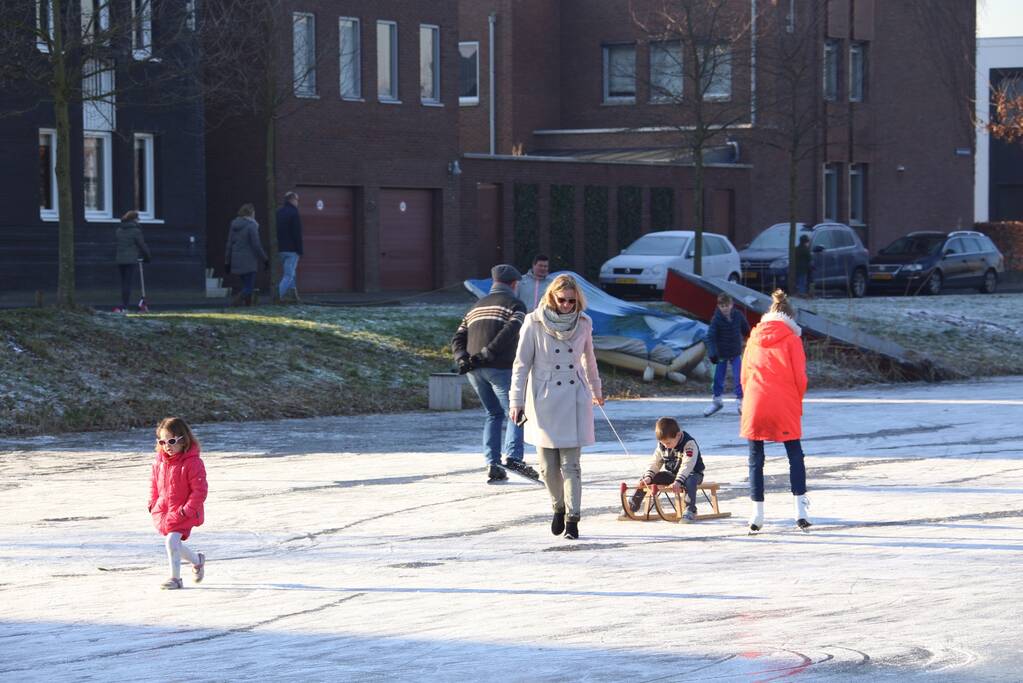 Veel schaatspret op de grachten van Vathorst