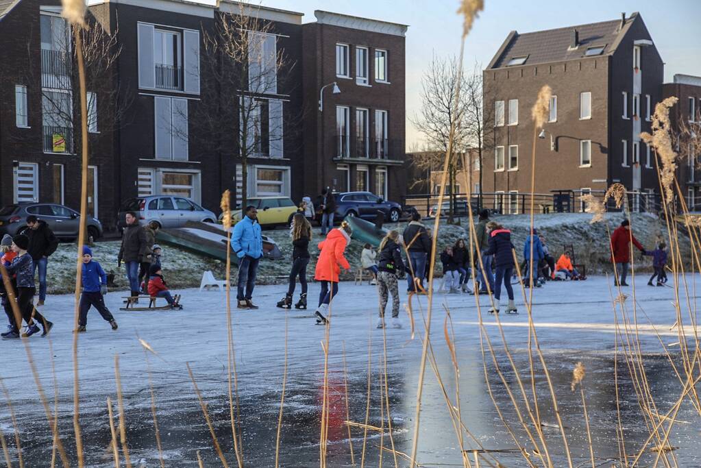 Veel schaatspret op de grachten van Vathorst
