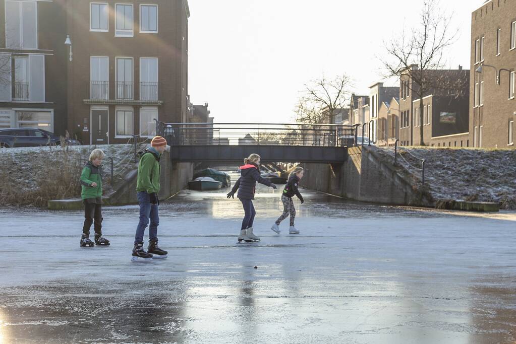 Veel schaatspret op de grachten van Vathorst