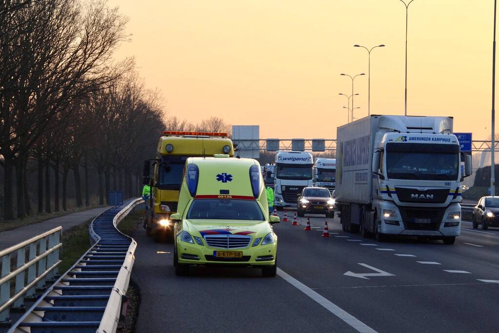 Twee auto's botsen op snelweg