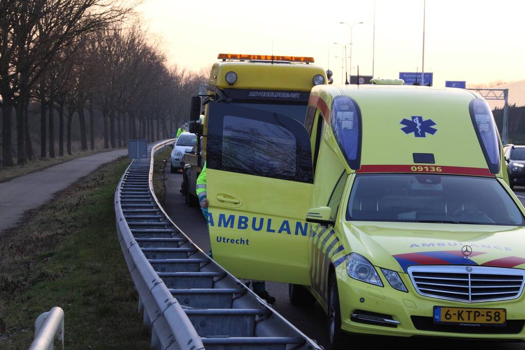 Twee auto's botsen op snelweg