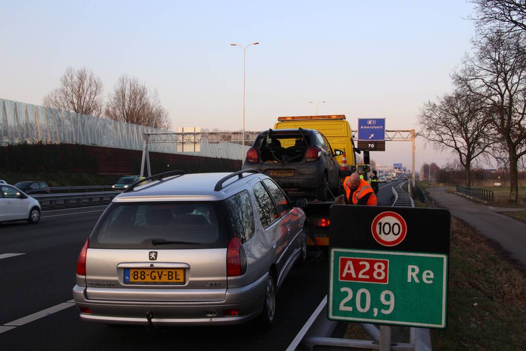 Twee auto's botsen op snelweg