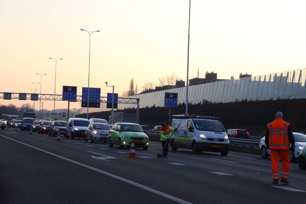 Twee auto's botsen op snelweg