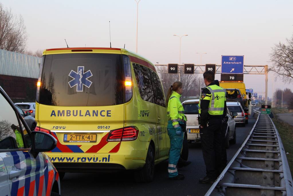Twee auto's botsen op snelweg