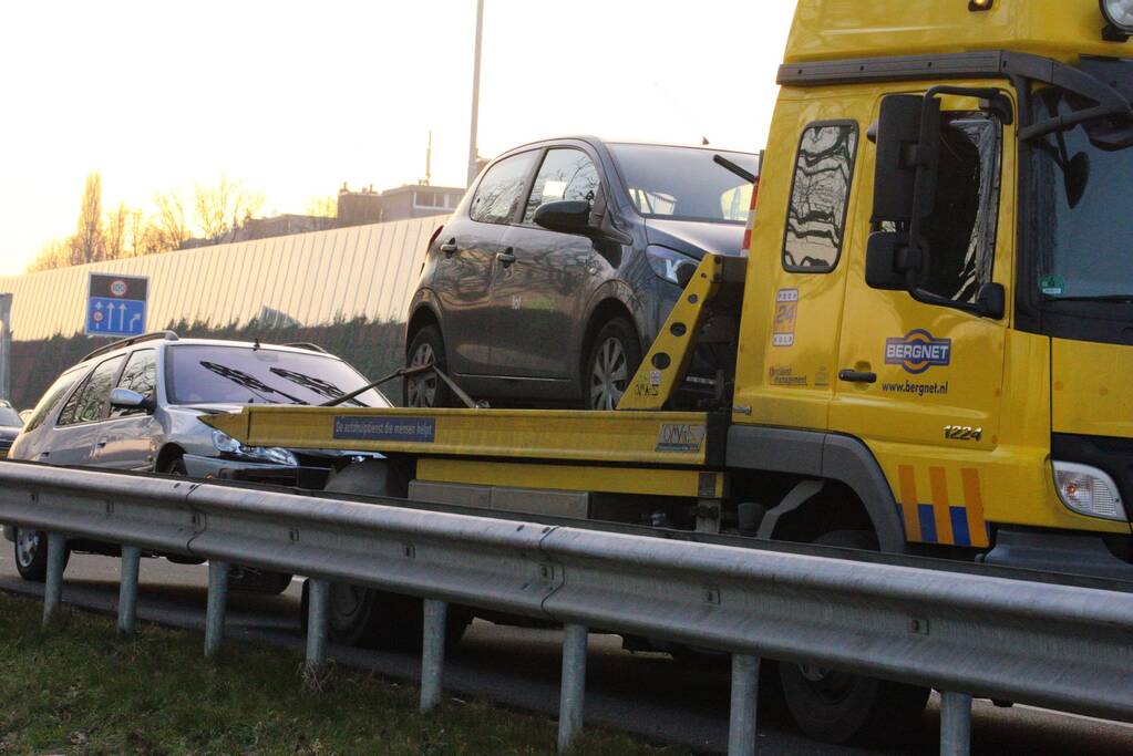 Twee auto's botsen op snelweg