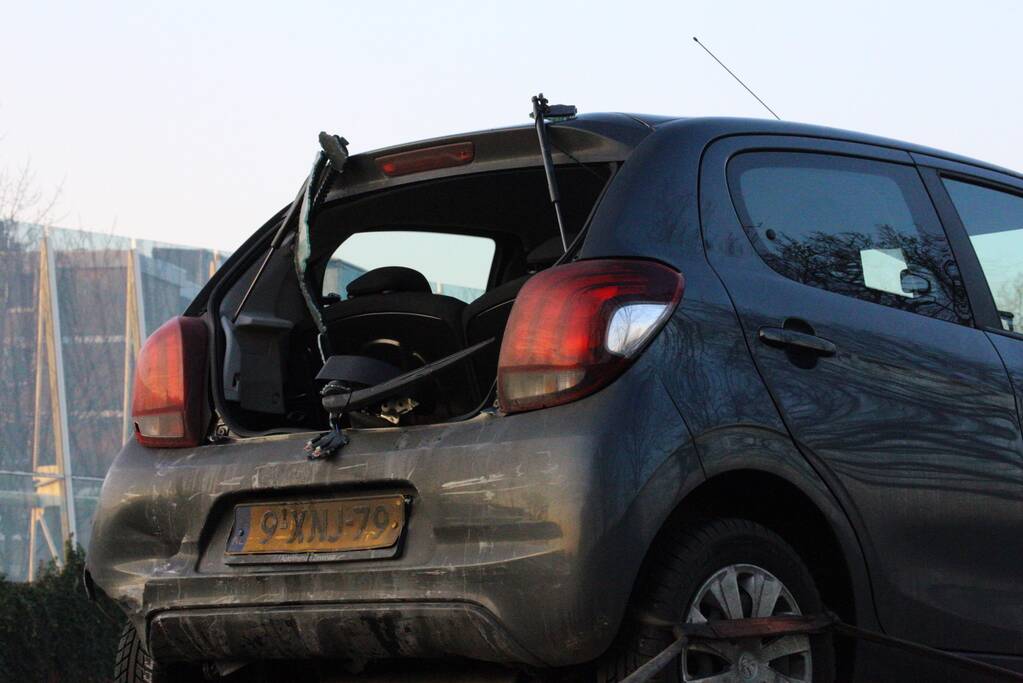 Twee auto's botsen op snelweg