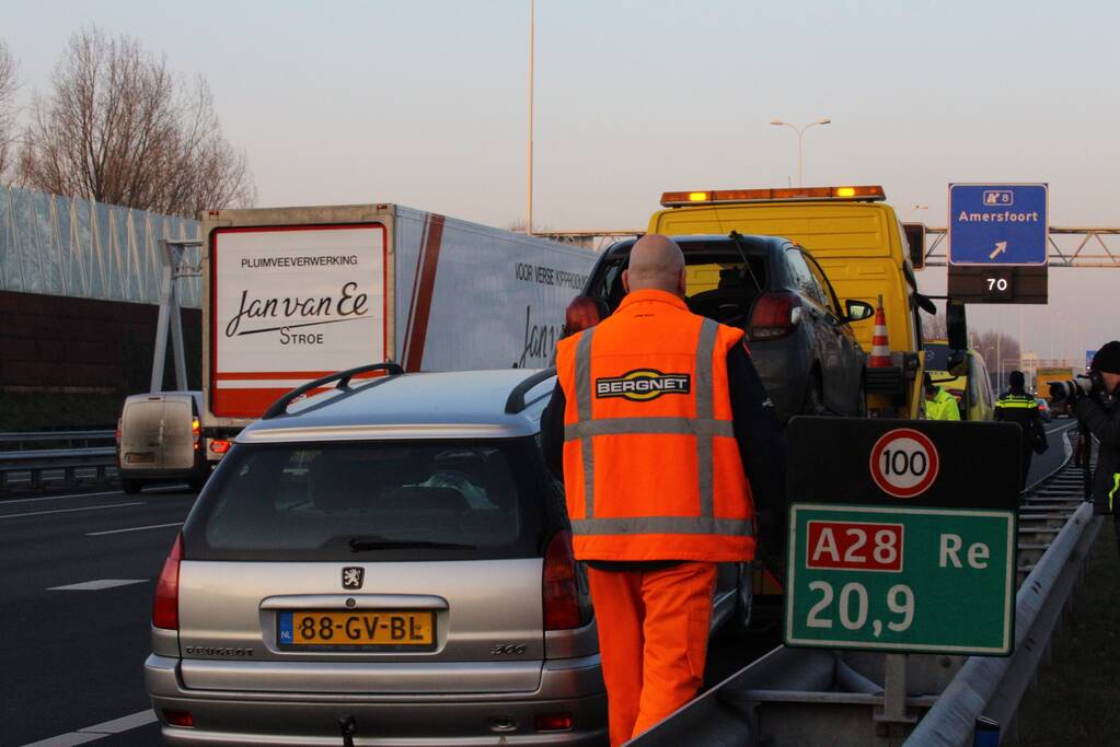 Twee auto's botsen op snelweg