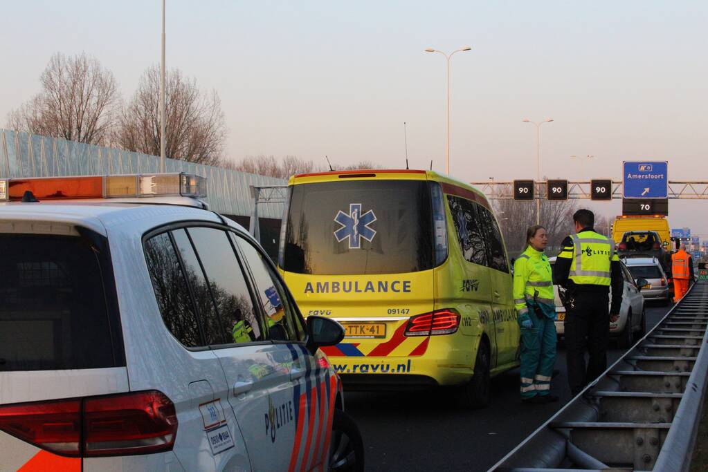 Twee auto's botsen op snelweg