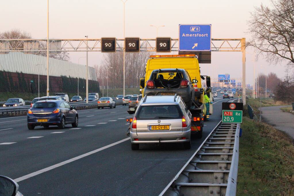 Twee auto's botsen op snelweg