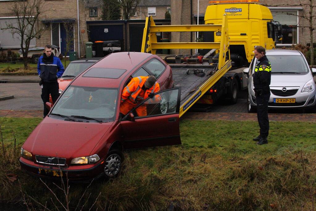Auto te water geraakt tijdens parkeren
