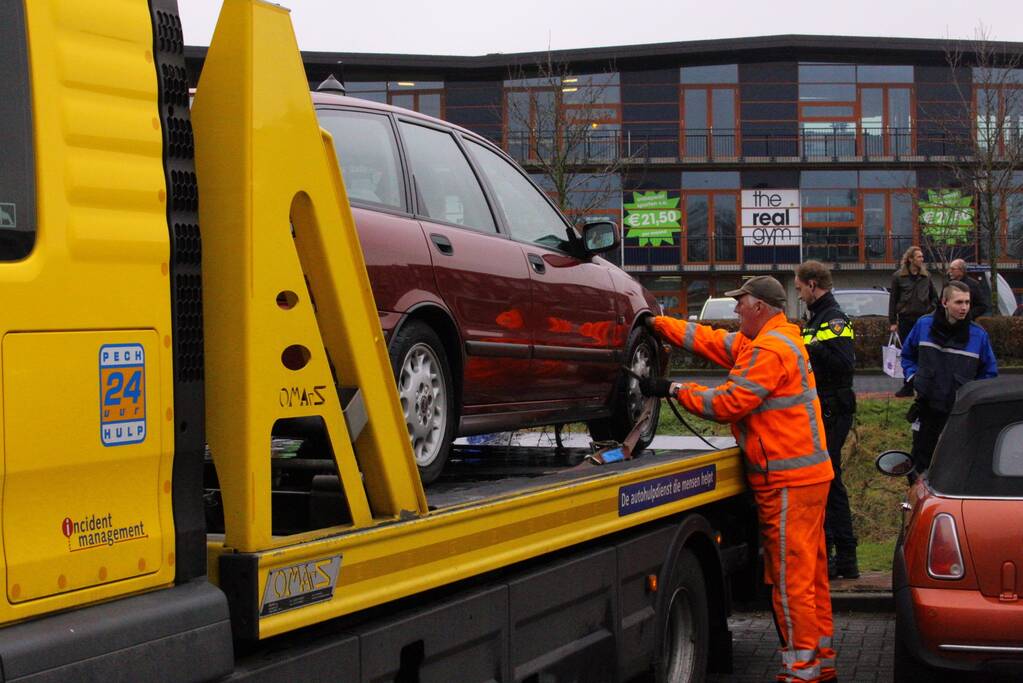 Auto te water geraakt tijdens parkeren