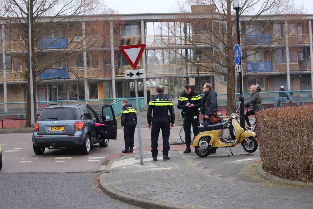 Automobilist ziet bromfiets over het hoofd