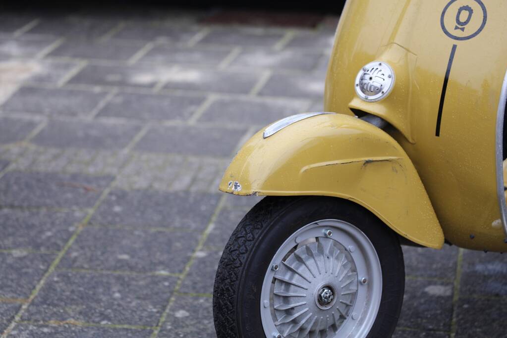 Automobilist ziet bromfiets over het hoofd