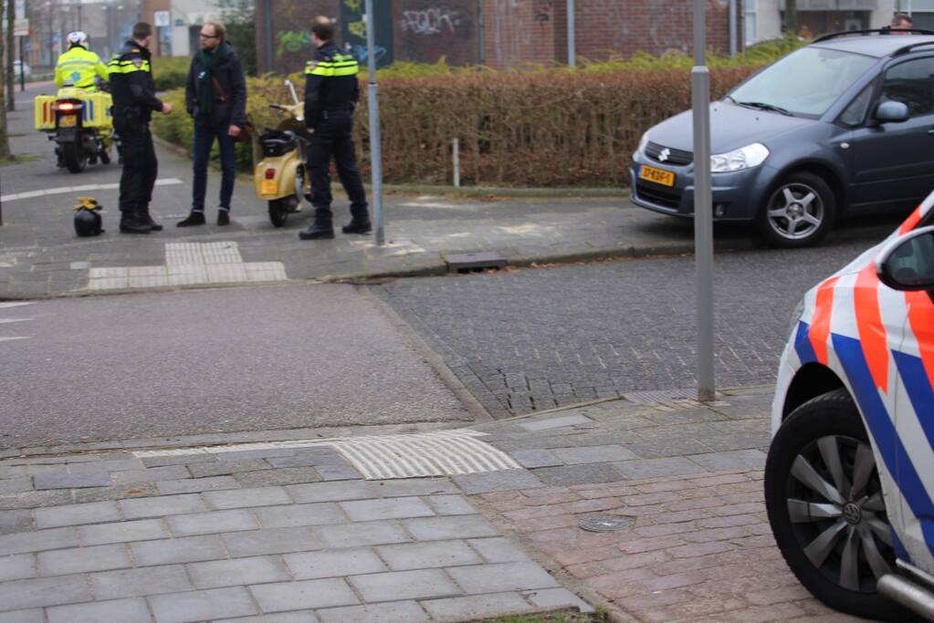 Automobilist ziet bromfiets over het hoofd