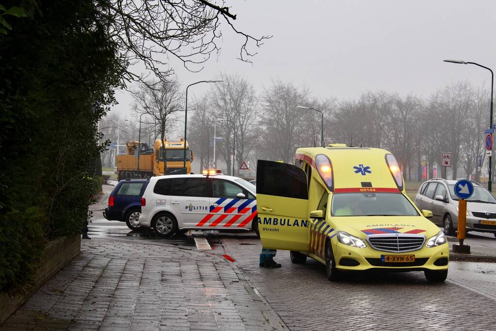 Twee auto's botsen op elkaar op een kruispunt