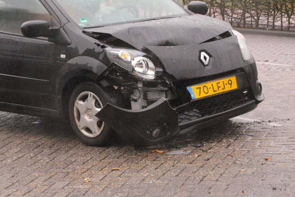 Twee auto's botsen op elkaar op een kruispunt