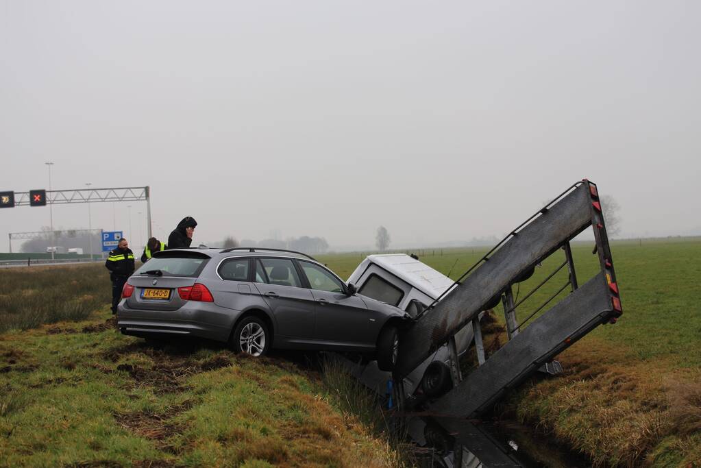 Bestelbus met aanhanger belandt in de sloot