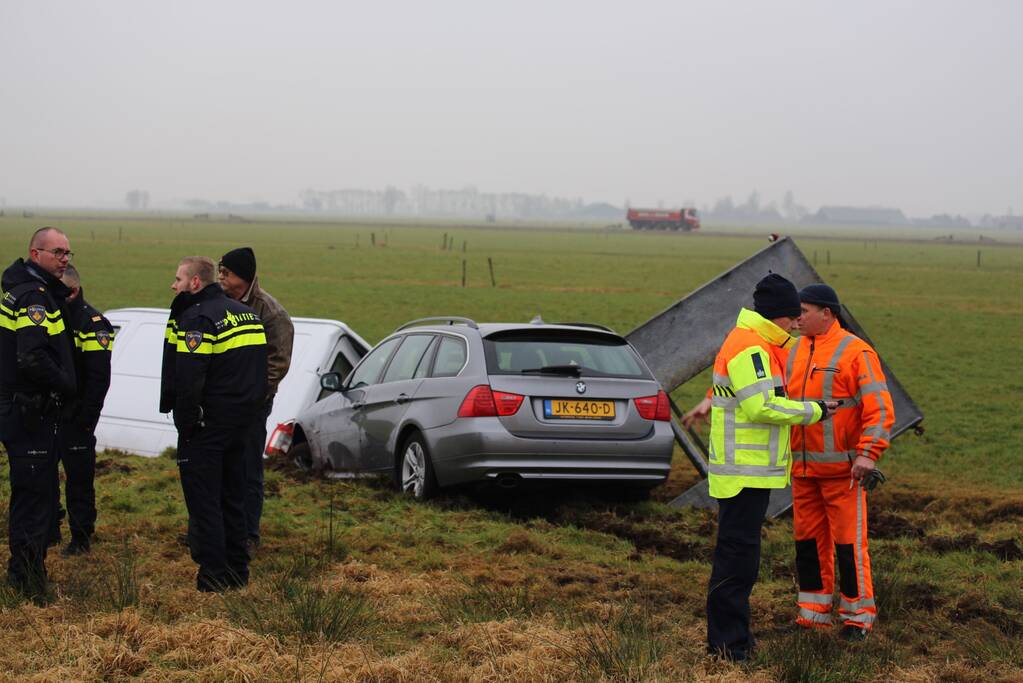 Bestelbus met aanhanger belandt in de sloot